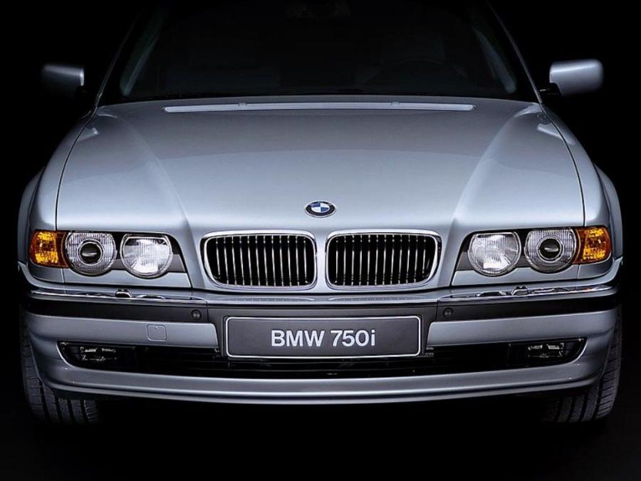  BMW 750i 1998 года  (фото 1 из 1)